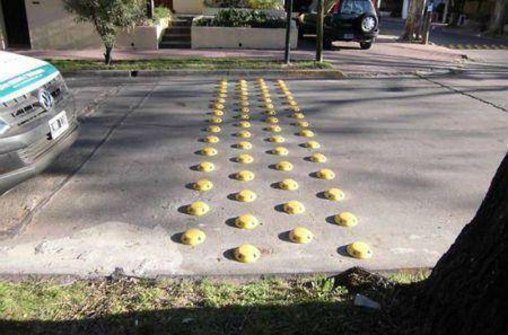 Instalan reductores de velocidad de Beccar