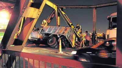 Cay� en un pozo del Puente Alsina y colaps� el tr�nsito en Pompeya