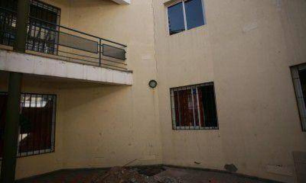 Un edificio hecho hace 7 a�os se hunde y 12 familias tienen que irse