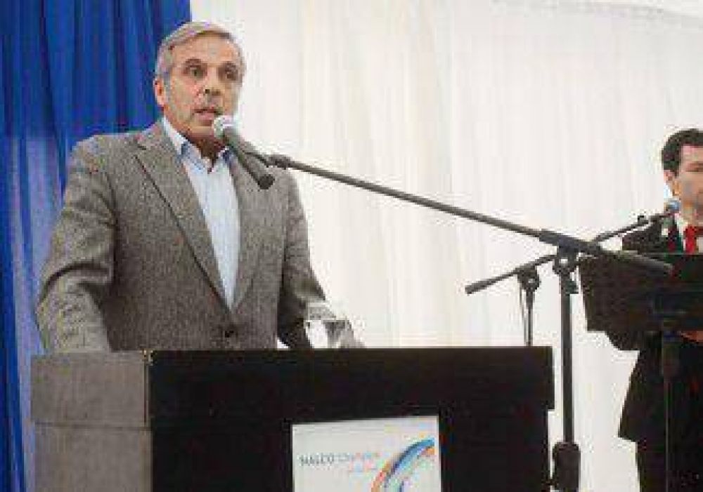 Sapag: "Unidad no es amontonarse" 