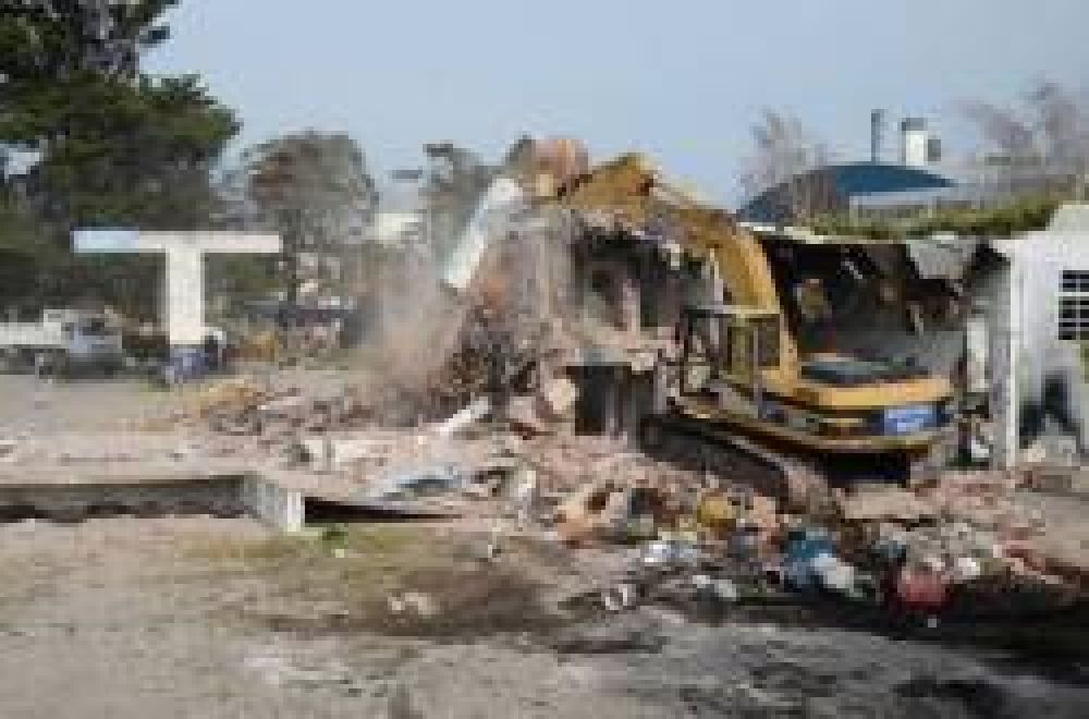 El Municipio demoli� una vieja construcci�n que generaba inseguridad a vecinos de Las Am�ricas