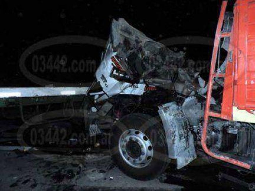 Violento choque de camiones se produjo en la autov�a 14 