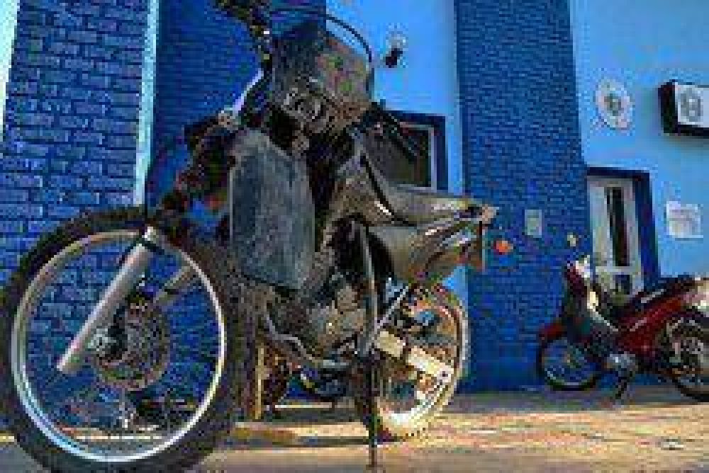 Joven muri� al chocar con un colectivo en una moto robada