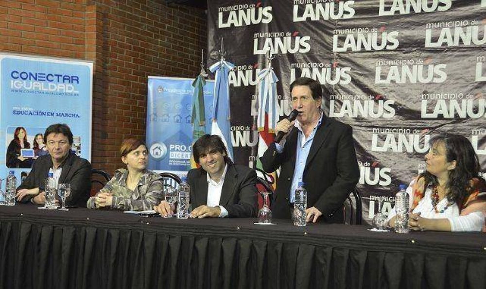 Lans: Diego Bossio y Daro Daz Prez entregaron netbooks, crditos para viviendas y Tarjetas Argenta