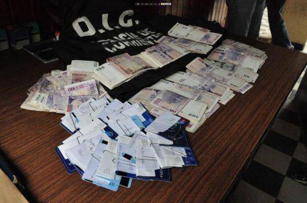 Hombre demorado por presunta usura con tarjetas retenidas