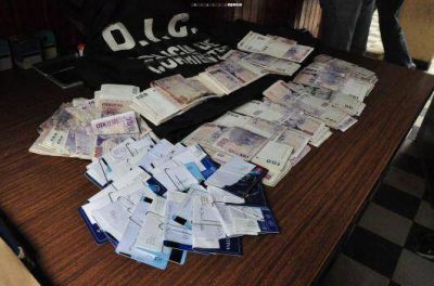 Hombre demorado por presunta usura con tarjetas retenidas