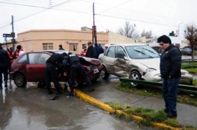 No respet� el paso y fue chocado por otro auto que lo subi� la vereda