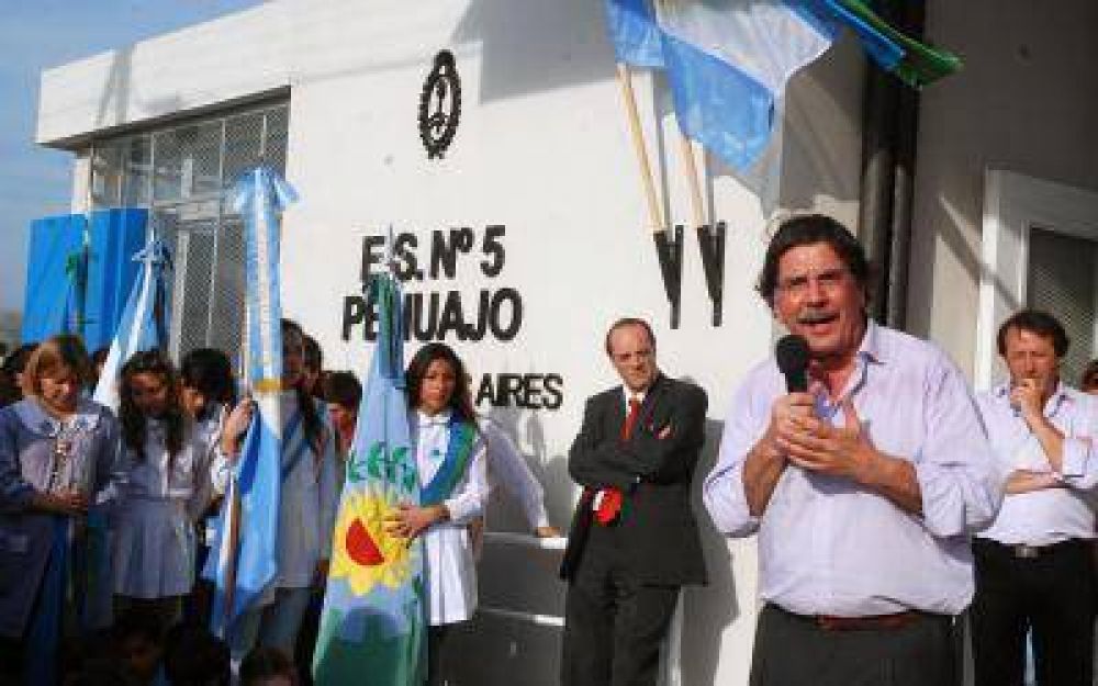 Pehuaj�: Sileoni, De Luc�a y Zurro inauguraron una escuela secundaria