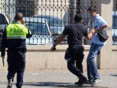 Solicitaron que se identifique a los polic�as que agredieron a un fot�grafo en la UNT