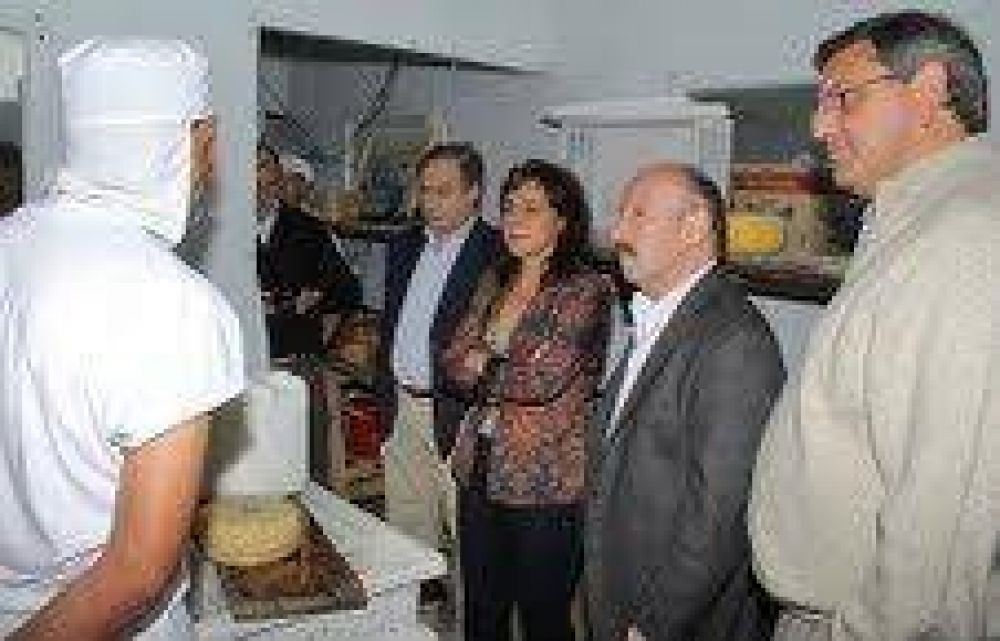 Inza firm� convenios con el Ministerio de Agricultura en Tapalqu�