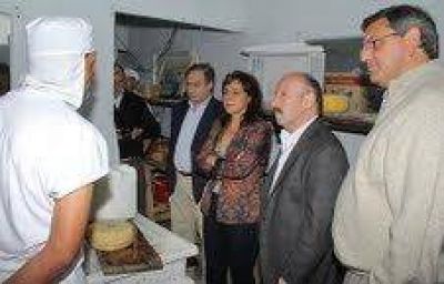 Inza firm� convenios con el Ministerio de Agricultura en Tapalqu�