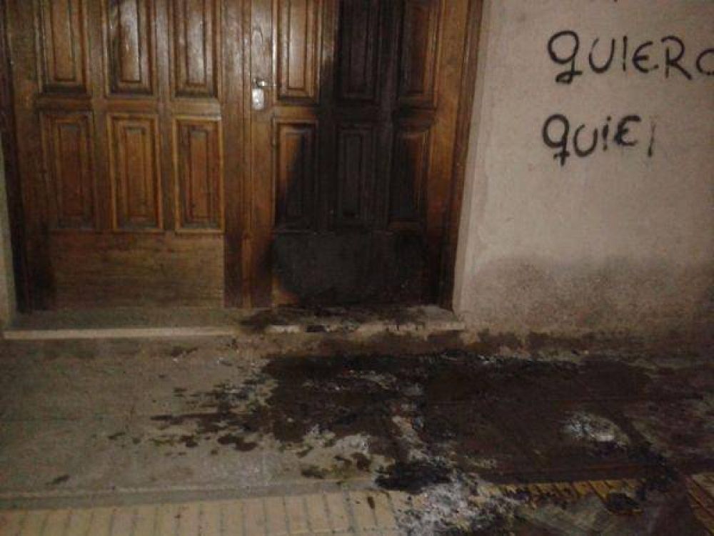 Provocaron un incendio en la puerta de una iglesia