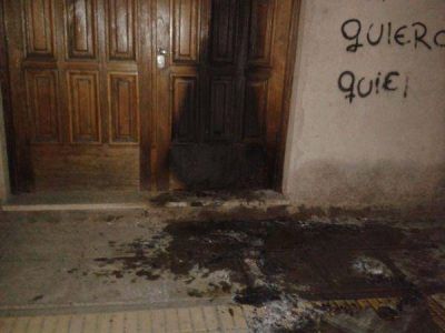 Provocaron un incendio en la puerta de una iglesia