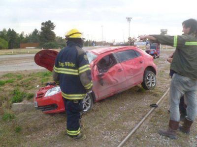 Un auto volc� frente al acceso a Solvay
