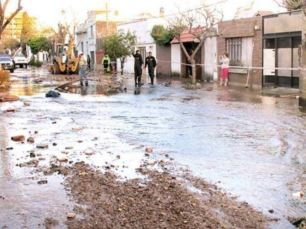 Se rompi� un acueducto en Arroyito que caus� graves da�os y una inundaci�n