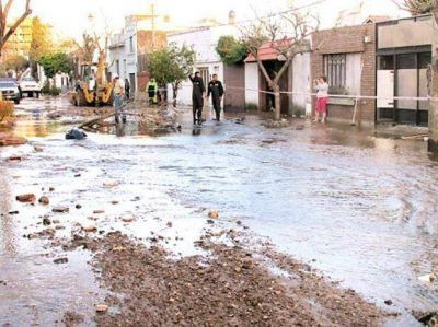 Se rompi� un acueducto en Arroyito que caus� graves da�os y una inundaci�n