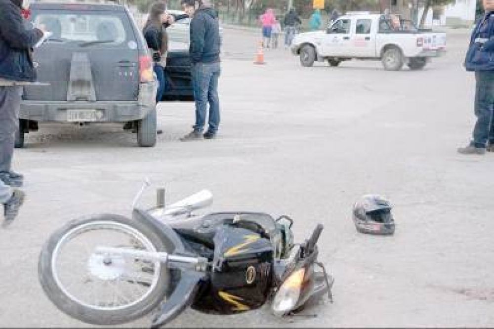 Joven motociclista sufri� golpe grave en la cabeza tras chocar contra una utilitaria