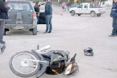 Joven motociclista sufri� golpe grave en la cabeza tras chocar contra una utilitaria