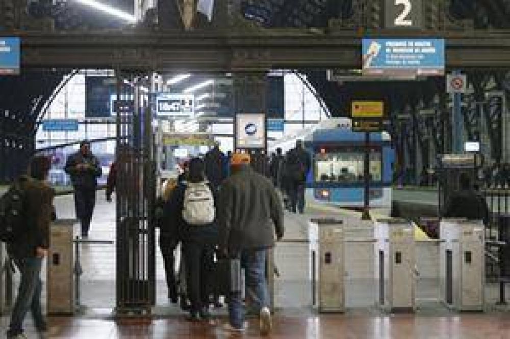 S�lo seis de cada cien pasajeros de los trenes pagan su boleto