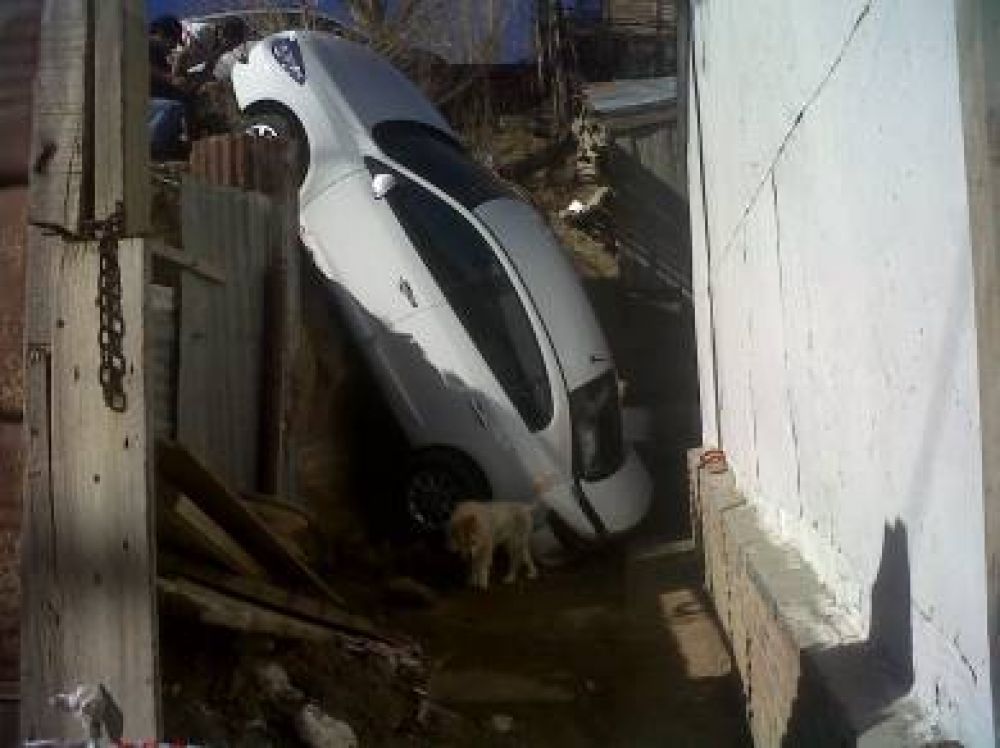 Ins�lita ca�da de un auto en barrio Pietrobelli