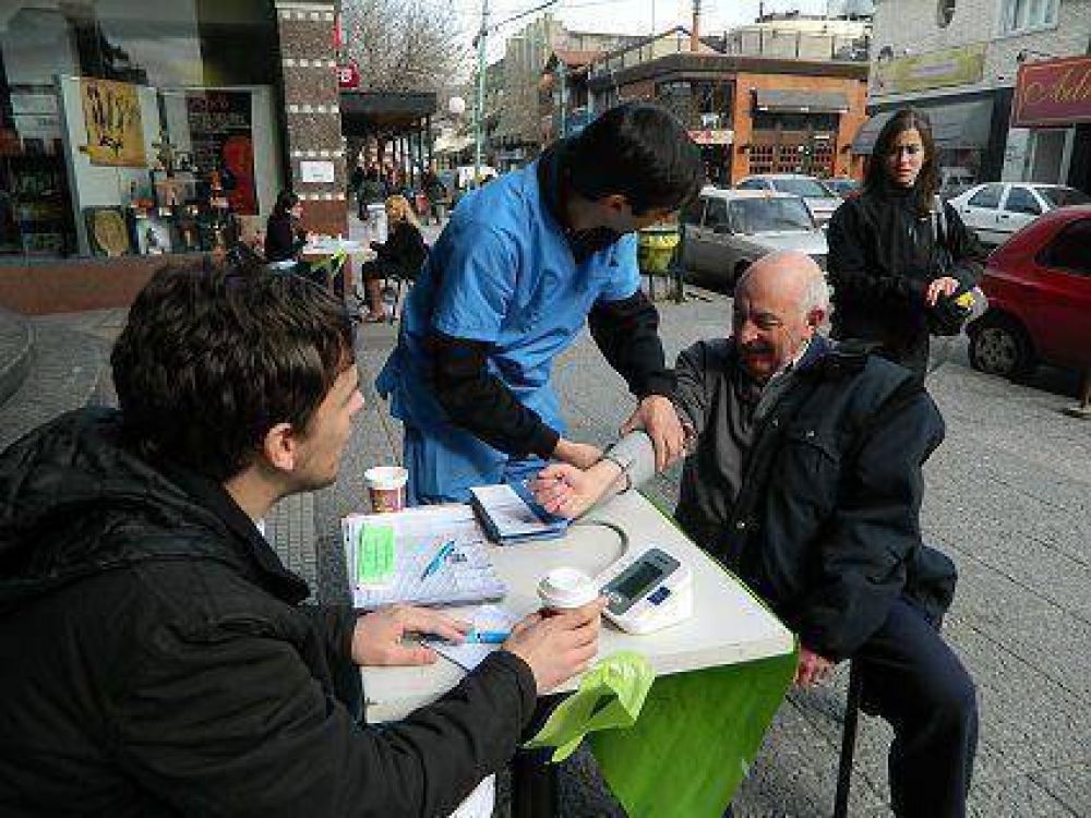 Personas se controlaron la presi�n con profesionales del Hospital Lucio Mel�ndez en la v�a p�blica