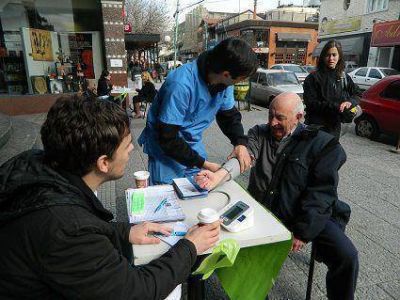 Personas se controlaron la presi�n con profesionales del Hospital Lucio Mel�ndez en la v�a p�blica