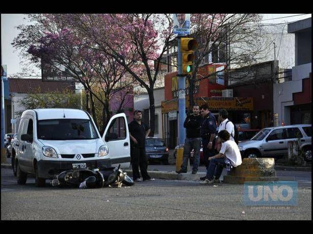 Un auto choc� a una moto y nadie result� herido