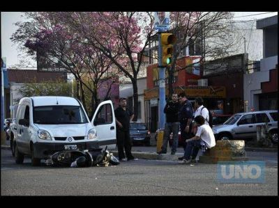 Un auto choc� a una moto y nadie result� herido