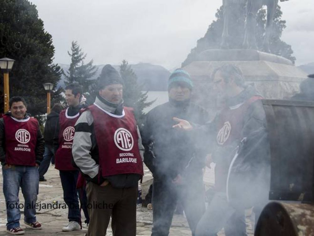 Protesta gremial: porteros vendieron choripanes en el Centro C�vico