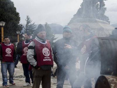Protesta gremial: porteros vendieron choripanes en el Centro C�vico