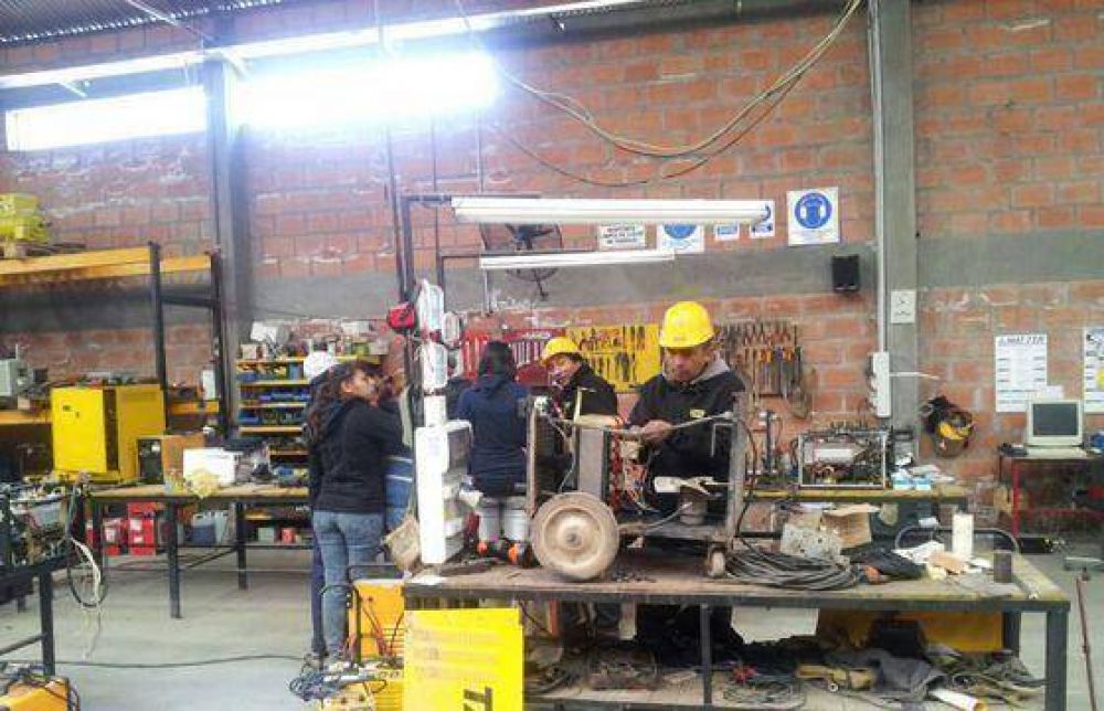 Estudiantes salte�os recorrieron f�bricas del Parque Industrial de Salta