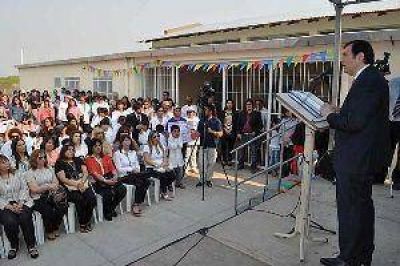 En el D�a del Maestro, Zamora inaugur� una escuela y un jard�n en el departamento Banda