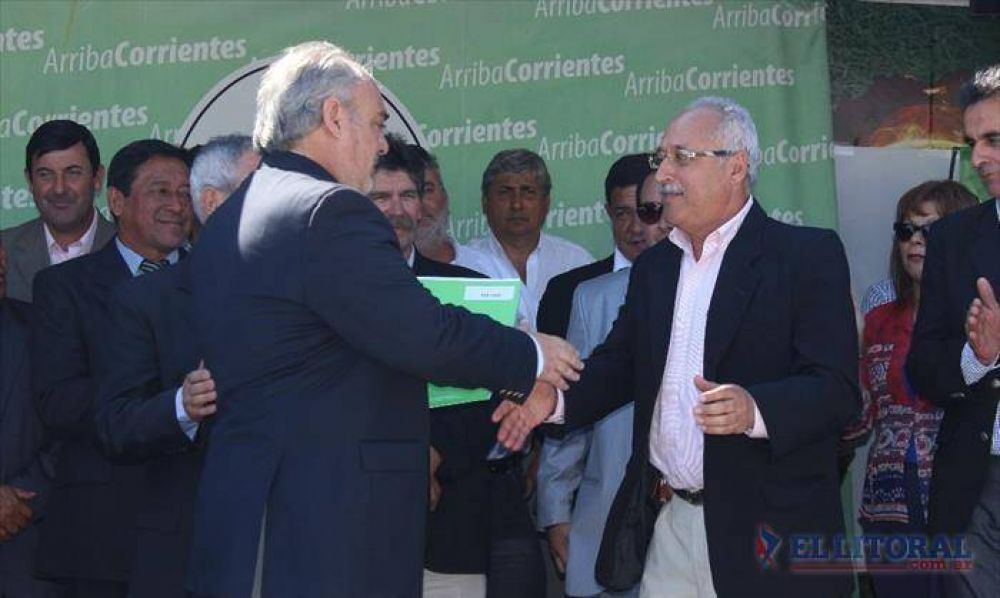 Entregaron veh�culos y equipamiento a 32 municipios por 8 millones de pesos