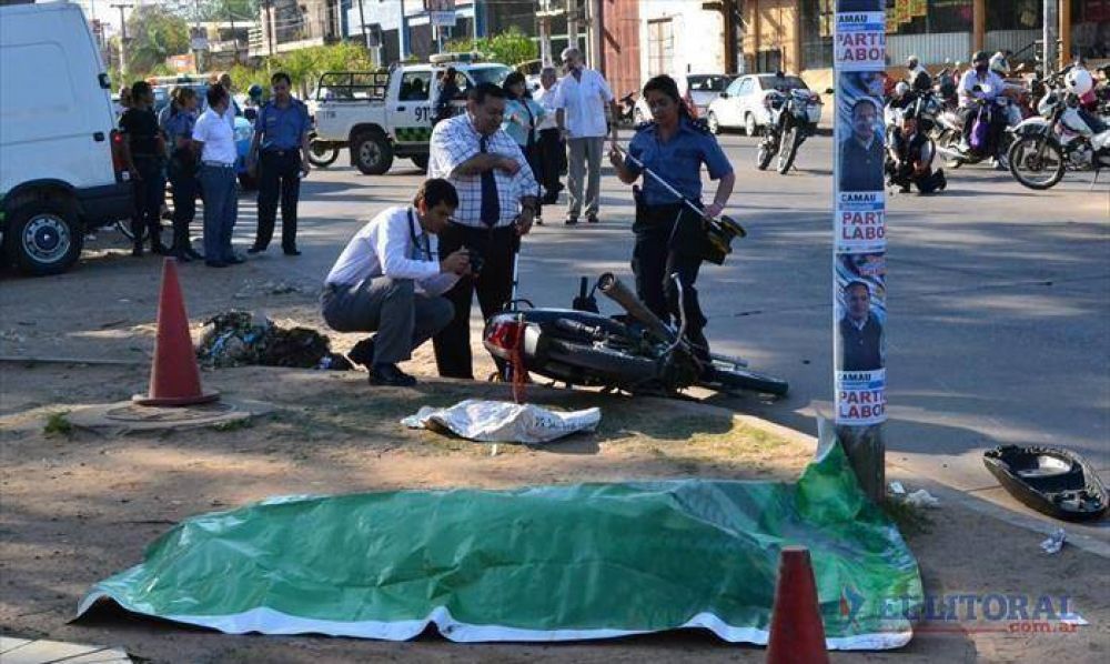 Muri� una mujer en brutal choque de dos motocicletas en la avenida Cazadores