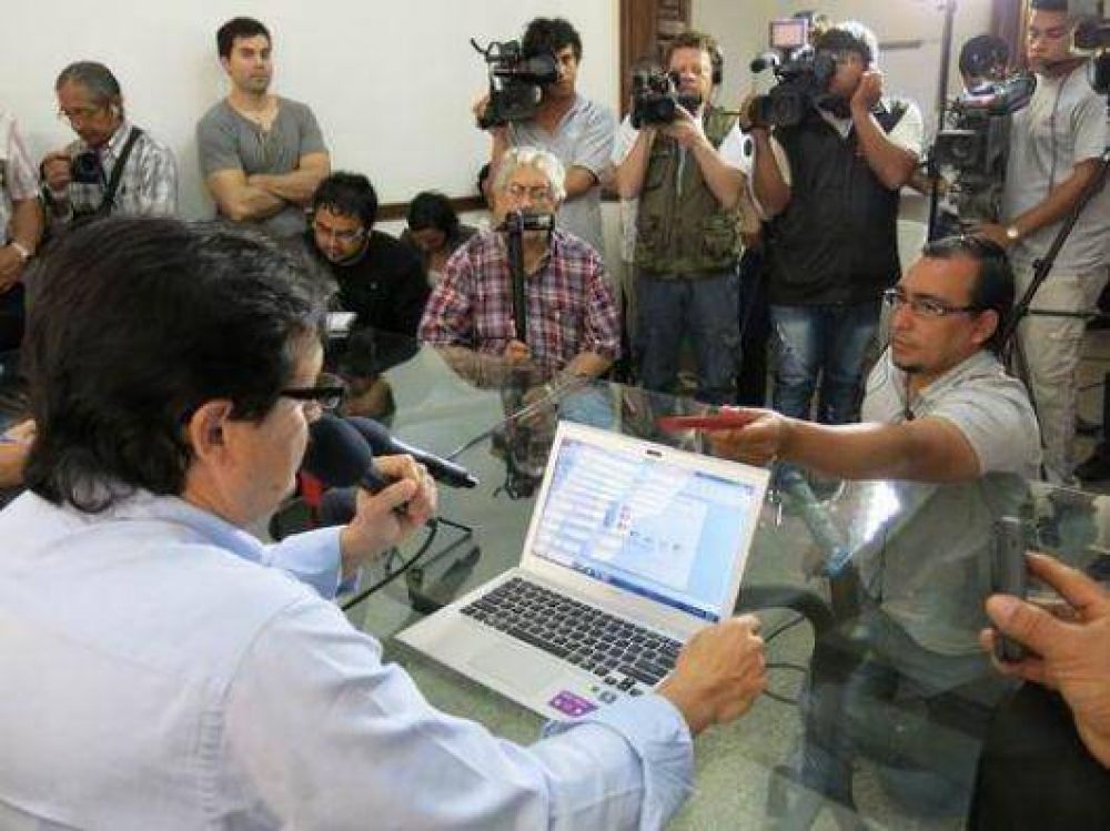 Camau Esp�nola estar�a ganando la Provincia y Fabi�n R�os, la Capital