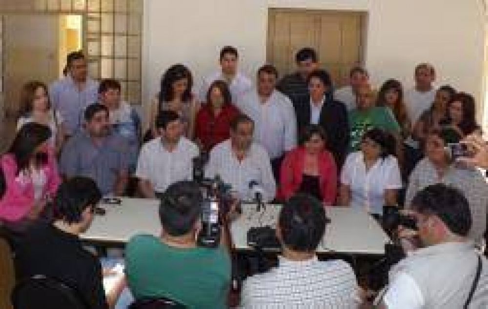La opositora Fuerza C�vica Riojana se define como un �frente plural�