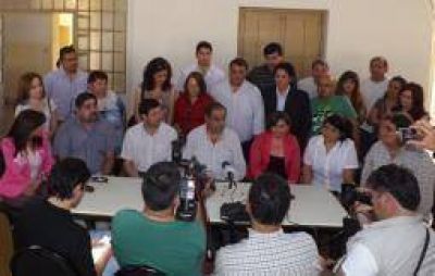 La opositora Fuerza C�vica Riojana se define como un �frente plural�