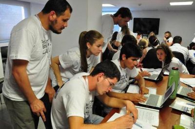 Estudiantes se preparan para el Parlamento Estudiantil 3.0