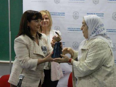Florencia Saintout y Hebe de Bonafini entregaron el premio Rodolfo Walsh a Susana Trimarco en la facultad de Periodismo