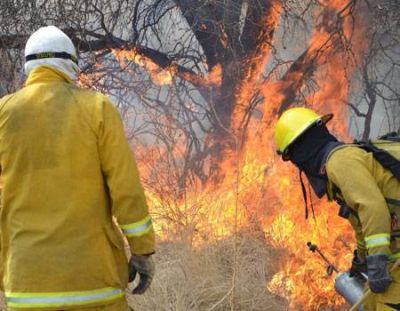 Esperan que la lluvia ayude a apagar el incendio en El Morro