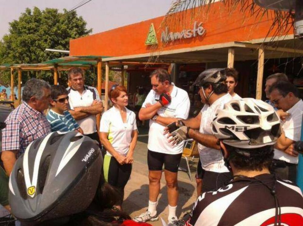 Ciclistas sorprendieron a Alperovich en un bar y le pidieron mayor seguridad