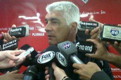 Omar De Felippe: "Buscamos que los jugadores recuperen el nivel que alguna vez tuvieron"