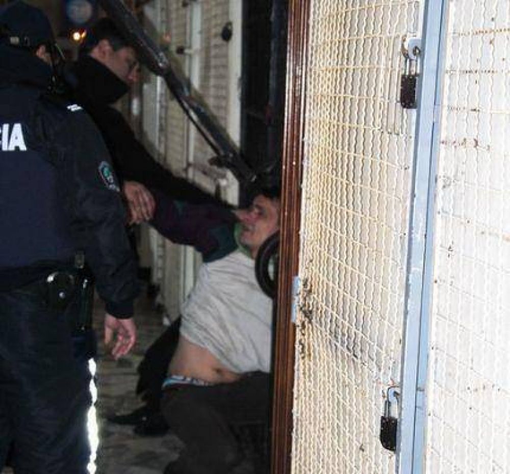 En r�pido accionar la Polic�a detuvo a un delincuente que rompi� una reja e intent� robar en �Tequila�