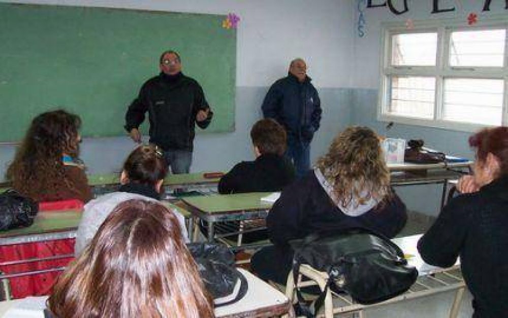Obras Sanitarias capacita a auxiliares de la educaci�n en la toma de muestras de agua