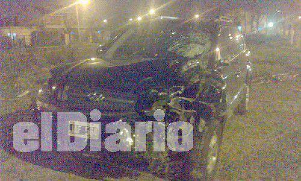 Muere un motociclista al impactar contra una camioneta