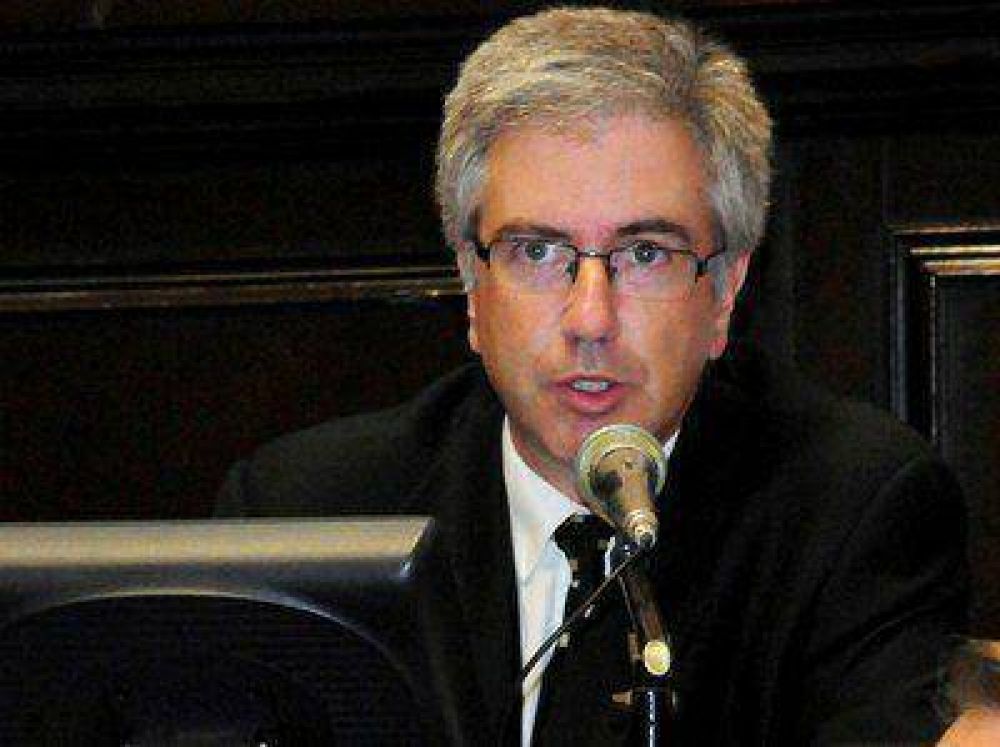 Aprueban pedido de informes de Armend�riz por presunta estafa en IOMA con drogas oncol�gicas