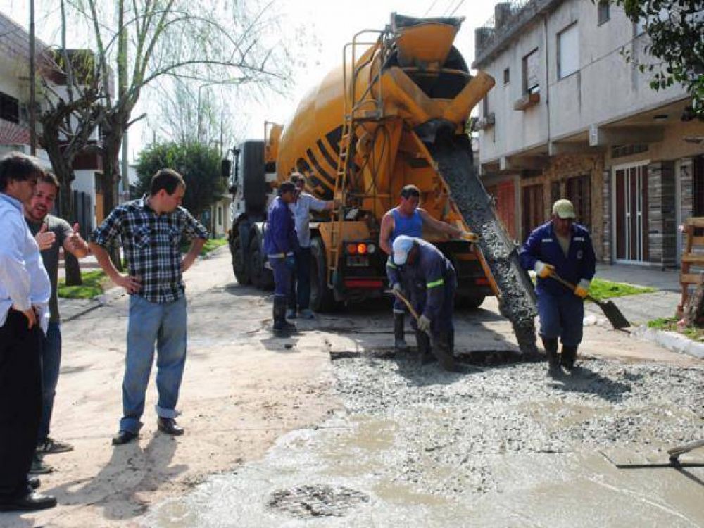 Intensas tareas de bacheo en barrios