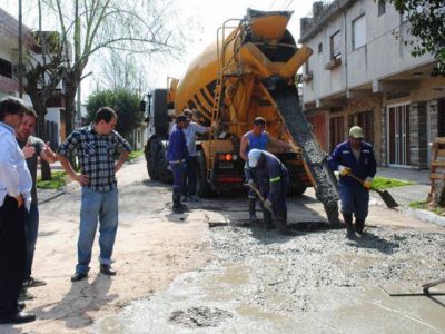 Intensas tareas de bacheo en barrios
