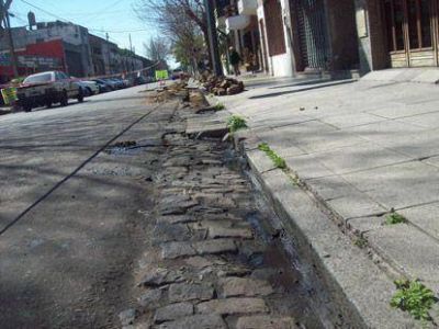 Contin�an los trabajos de reconstrucci�n de cunetas y reasfaltado de calles