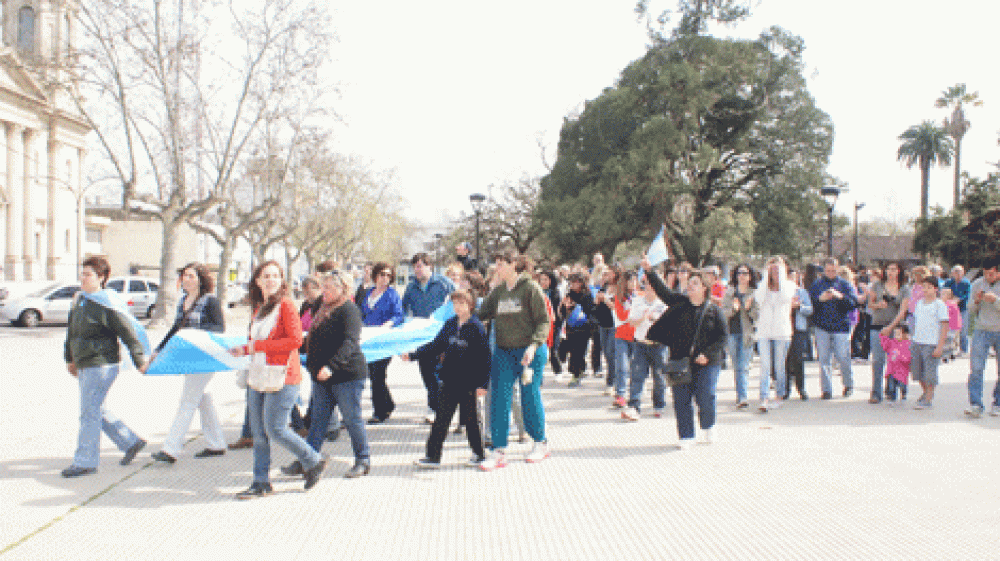 Un centenar de docentes march� alrededor de la plaza contra la violencia en las escuelas 
